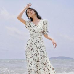 秋水伊人 质感A字裙花色V领设计连衣裙