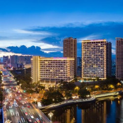 三亚中心皇冠假日酒店 皇冠豪华大床房（景观阳台+私享浴缸） 2 晚