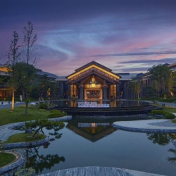 水悦大床房 1 晚 + 瘦西湖温泉门票（泳衣泳帽需自带） 2 份 + 趣咖饮品无门槛80元兑换券 1 份