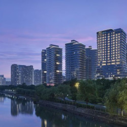杭州滨江万豪AC酒店 AC标准双床房 1 晚 + 早餐 2 份/天 + 儿童自助早餐（1.2米以下） 2 份 + 100元大堂吧无门槛代金券1张