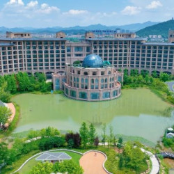 精选豪华大床房 1 晚 + 早餐 2 份/天 + 冬日特色下午茶 1 份 + 咖啡牧场体验 1 份 + 周末享亲子活动一次