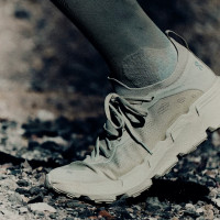 解构先锋联名、新品尝鲜：On Cloudsoma PAF 时尚缓震跑鞋