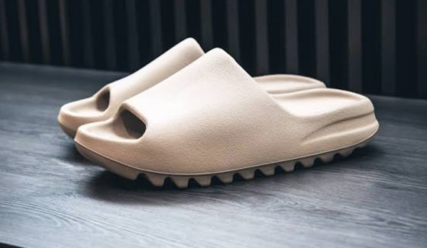 当年5000抢不到的Yeezy,现在200多清库存