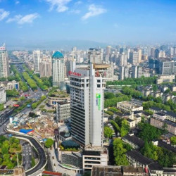 特色湖景大床房 1 晚 + 早餐 2 份/天 + 精酿啤酒一杯 2 份