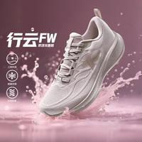 特步 防泼水跑鞋