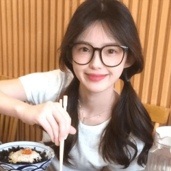 素颜显白近视眼镜女学生百搭黑框ins高颜值超轻防蓝光平光镜显瘦