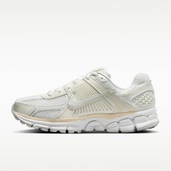 NIKE 女子ZOOM VOMERO 5迈柔复古跑鞋风运动鞋IB8929-100