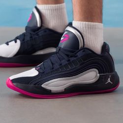 NIKE 男款篮球鞋 HF0824