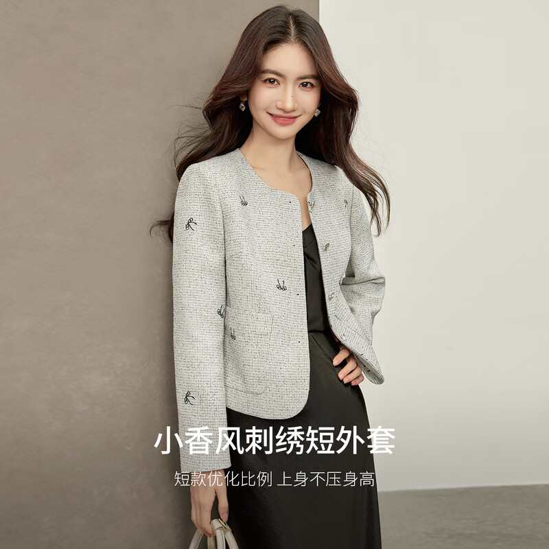 尚都比拉 小香风系列 圆领异形扣撞色蝴蝶结刺绣垫肩短款外套 杏色 S