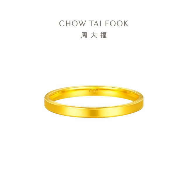 88VIP：周大福 光圈素戒通勤款足金黄金戒指情侣对戒计价EOF1295订婚戒指
