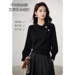 晚白 轻熟斜翻领串珠金属扣针织衫女2026秋新款灯笼袖短款上衣