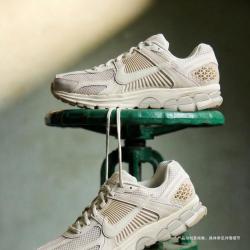 NIKE 迈柔 ZOOM VOMERO 5轻便舒适低帮男子运动休闲鞋