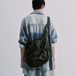 UR UR2026夏季潮流机能超轻薄防泼水斜挎包UAJB60010