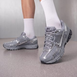 NIKE 滔搏丨耐克女子ZOOM VOMERO 5复古跑鞋运动休闲鞋IV4311-003