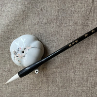 玄青兼毫毛笔出锋兼毫。黑檀木笔杆，笔毫长度3.7厘米。口径1厘米。