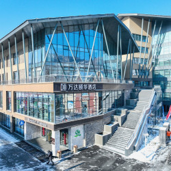 通化万达颐华酒店2晚+赠儿童自助早餐1位（12周岁及以下）+1v1滑雪教练3小时+2大1小滑雪票（包含雪具）+2大...