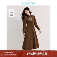 茵曼 灯芯绒连衣裙2026春季女装新款蝴蝶结胸针扣长裙 棕色