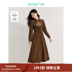 茵曼 灯芯绒连衣裙2026春季女装新款蝴蝶结胸针扣长裙 棕色