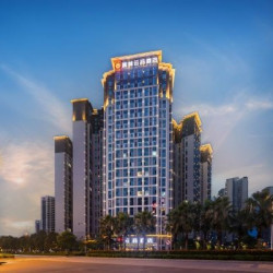 奥林云品酒店(钦州白石湖公园吾悦广场店) 高级大床房（MINI吧 高层景观视野）1晚