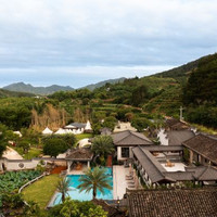 花筑·亲子江墅|BAMBOO·KIDSRETREAT 竹江别苑(桂林阳朔漓江店) 枕山眠江•江景大床房|180°竹林景观|沙发|茶几|浴缸2间夜