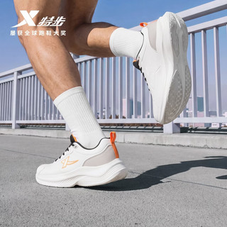 特步 减震防水革面跑鞋 帆白/浅灰褐 42码