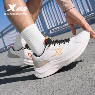 特步 减震防水革面跑鞋 帆白/浅灰褐 42码