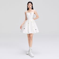 A21 女装复古赫本风吊带连衣裙 花朵装饰气质方领短裙