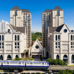 重庆北站美居酒店家庭房【儿童帐篷＋亲子图册＋丝涟床垫】 1 晚 + 漫步山城·重庆深度一日游 1 份+ 滴滴打车5折券 1 份+ 24H管家服务 1 份