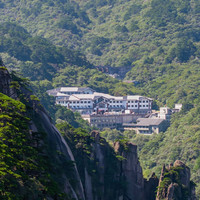 移动端：黄山山顶酒店1晚双早-五店通兑+双人午餐