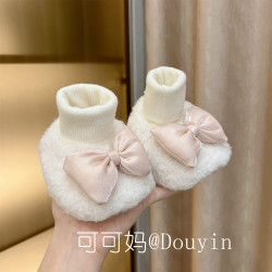 秋冬新生婴儿0-1岁女宝宝软底加厚鞋袜一体不掉跟加绒护脚学步鞋