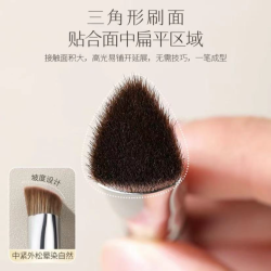 刷刷公子 超好用大三角高光刷面中局部提亮哑光修容刷泪沟遮瑕熨斗刷美妆刷
