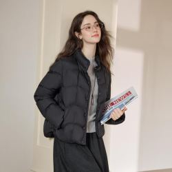 百图 2026年秋新品羽绒服短款立领口袋长袖通勤风