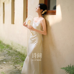 香影 白色缎面吊带连衣裙女2026秋季新款修身显瘦含醋酸内搭长裙子