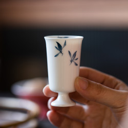 纯手绘蝴蝶兰花茶杯家用陶瓷闻香杯主人杯单杯功夫茶具高足品茗杯