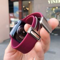 适用iwatchs11苹果手表带磁吸折叠扣applewatch8/6/5/se3硅胶腕带