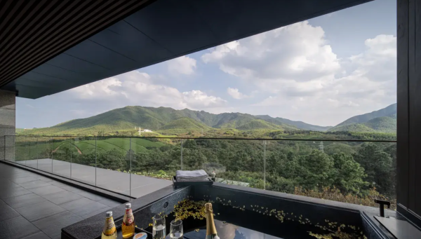 溧阳深溪界安麓酒店 观山私汤大床套房 2 晚(连住) + 早餐 2 份/天 + 欢迎水果 1 份 + 迷你吧 1 份 + 旅拍体验1次(赠送3张精选电子照) 1 份 + 悬崖咖啡券 2 份 + 店内活动体验 1 份