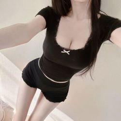 京喜 弗依郝夏天穿的大领口低领短袖女纯欲露锁骨深低U领蕾丝拼接蝴蝶结上衣 黑色 S