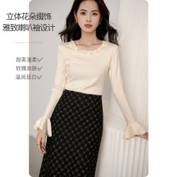 晚白 法式立体花圆领喇叭袖棉T恤女2026秋新款修身短款显瘦打底衫