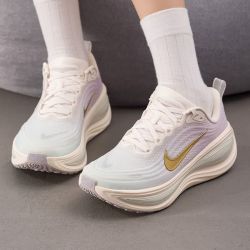 NIKE 女子VOMERO PLUS迈柔公路运动缓震跑步鞋IW1233-102