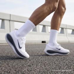 NIKE VOMERO PLUS RR 跑鞋