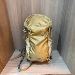 OSPREY 小鹰Osprey专业户外背包甲虫小鹰登山包男女22L30L34L徒步野营  卡其色--20L（燕鸥系列） 均码