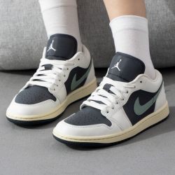 NIKE 滔搏丨NIKE耐克女子AIR JORDAN 1复古运动休闲鞋篮球鞋DC0774-200