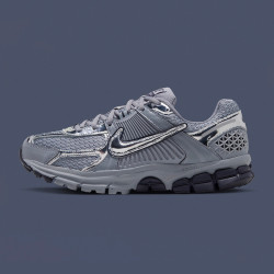 NIKE 滔搏丨耐克女子ZOOM VOMERO 5复古跑鞋运动休闲鞋IV4311-003