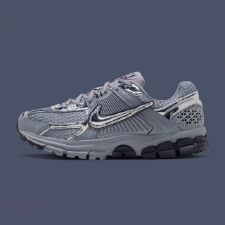 NIKE 滔搏丨耐克女子ZOOM VOMERO 5复古跑鞋运动休闲鞋IV4311-003