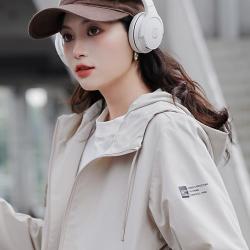 骆驼 运动外套女秋冬保暖百搭梭织连帽外套印花休闲风衣外套女