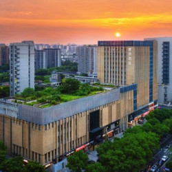 君亭酒店(杭州火车东站店)轻奢特大床房+折叠可卧沙发床+浴缸+无线投屏+记忆枕 2 晚(可拆分) + 早餐 2 份/天+ 客房迷你吧畅享 1 份/天+ 午市面档简餐自助 2 份/天+ 自助暖心晚安粥 1 份/天+ 「君亭·优享」杭州东站接送站服务 1 份/天+ 现磨咖啡2杯 1 份/天