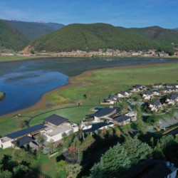 泸沽湖岚岳酒店童岳湖景蛋仔主题亲子房（独栋别墅+院子+戴森吹风机） 2 晚(连住) + 早餐 2 份/天+ 一位儿童早餐 1 份/天+ 湖畔慢享·泸沽湖岚岳酒店双人餐 1 份+ 大落水客运站---岚岳酒店拼车接送 1 份+ 松果彩绘 1 份+ 官地花海码头包船 1 份+ 手作藏香塔香体验 1 份+ 古树茶茶道体验 1 份+ 欢迎水果 1 份+ 迷你吧套餐 1 份+ 火神拓印 1 份+ 24小时管家服务 1 份