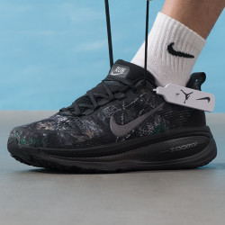 NIKE Vomero 18 跑鞋