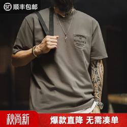 马登 美式复古战术印花纯棉透气正肩V领短袖T恤 灰褐色 L