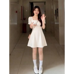 领证小白裙女夏小个子高级泡泡袖礼服法式方领收腰显瘦a字连衣裙